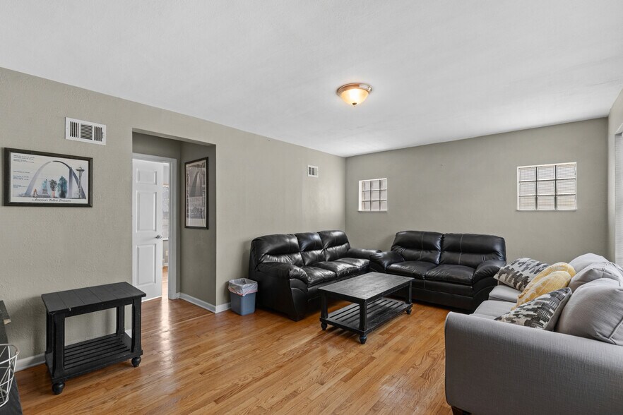 More Photos Of 10236 Halls Ferry Rd, Saint Louis Office For Sale