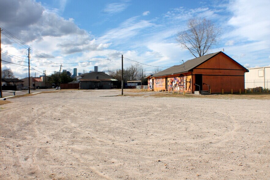 More Photos Of 3907 1/2 Canal St, Houston Bar For Lease