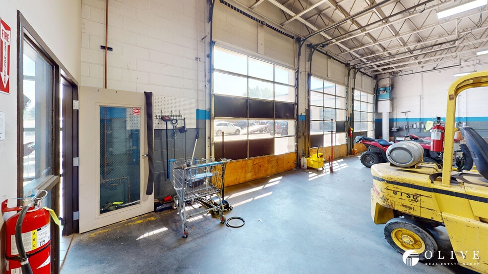 More Photos Of 4351 Austin Bluffs Pky, Colorado Springs Auto Repair For Lease