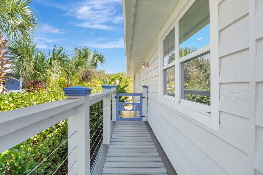 More Photos Of 193 Cocohatchee St, Naples Specialty For Sale
