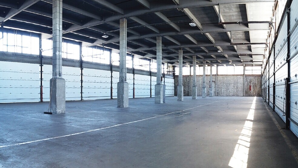 More Photos Of 1 Railroad Pl, Maspeth Warehouse For Lease