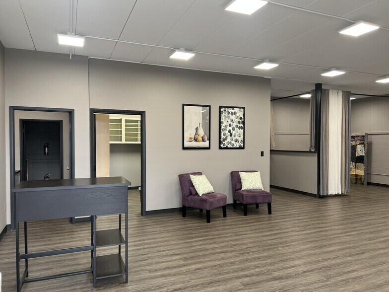 More Photos Of 103 E 3rd St, Aroma Park Office For Sale