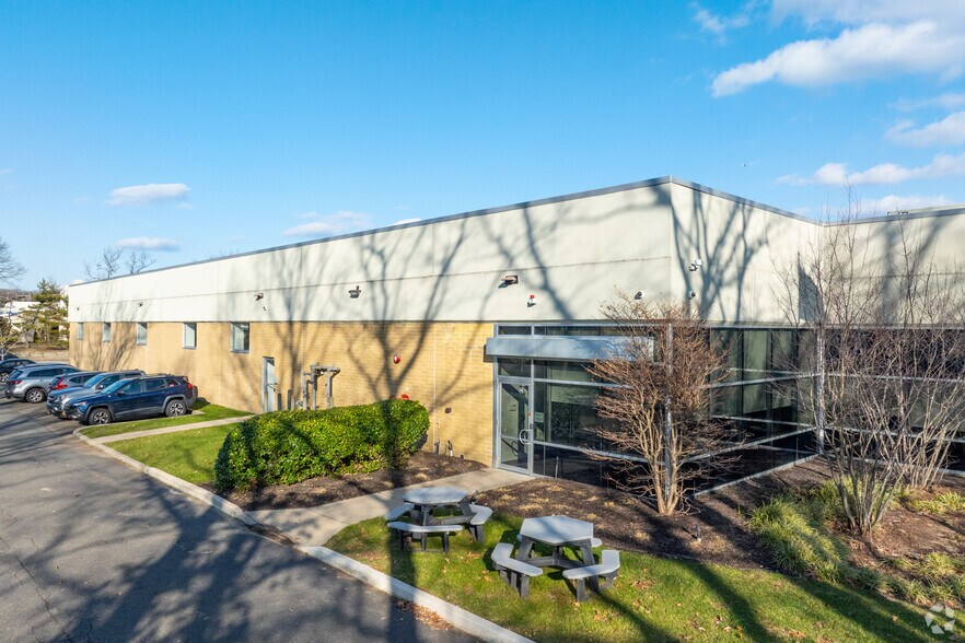 More Photos Of 10 Commerce Dr, Hauppauge Manufacturing For Lease