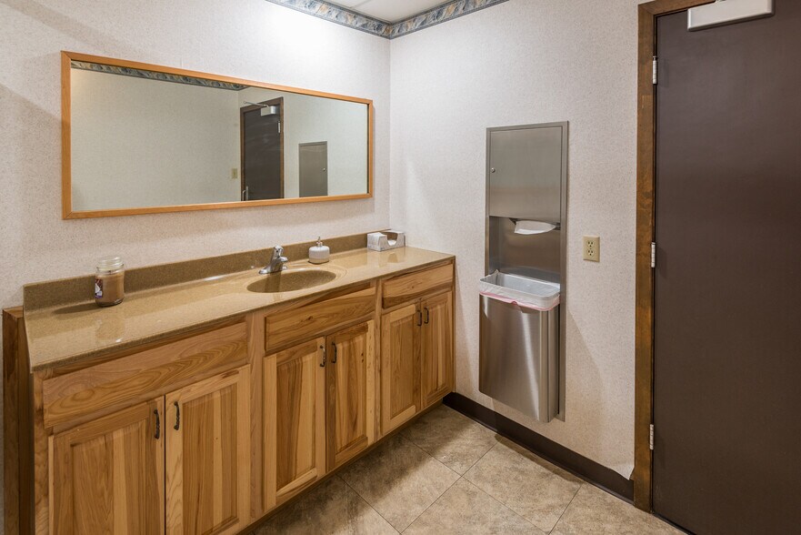 More Photos Of 1423 Randy Ln, Jefferson City Office For Sale