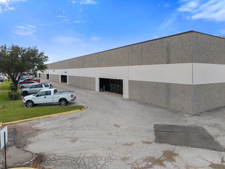 More Photos Of 2435 Squire Pl, Farmers Branch Light Manufacturing For Lease