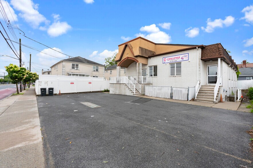 More Photos Of 2707 Hylan Blvd, Staten Island Office For Lease