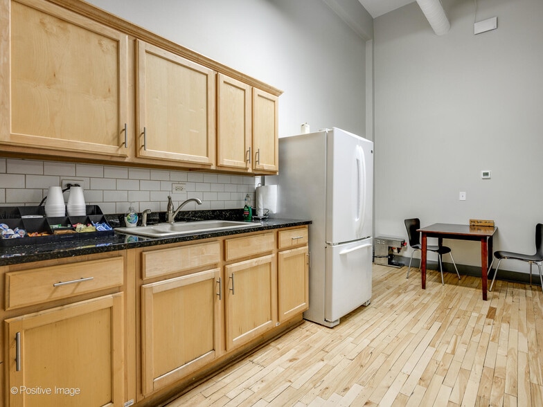 More Photos Of 3045-3047 N Lincoln Ave, Chicago Loft Creative Space For Lease
