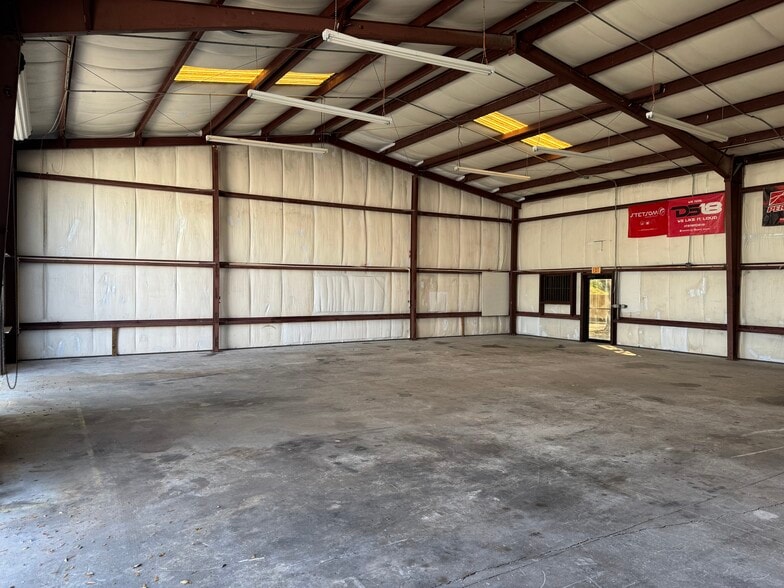 More Photos Of 110 Commercial Pl, Sebring Warehouse For Lease