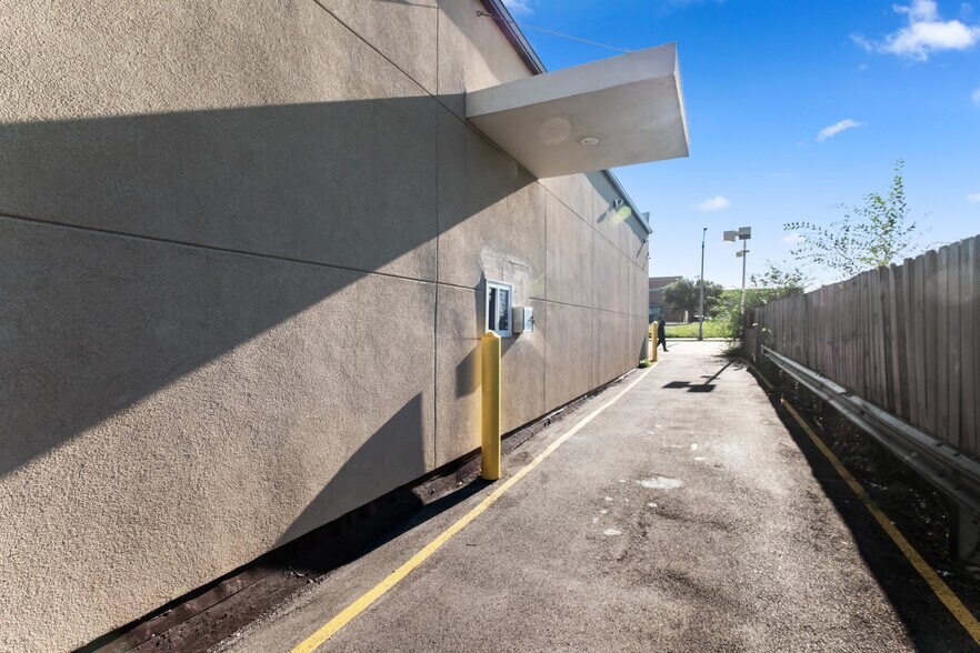 More Photos Of 1235 N Grand Blvd, Saint Louis Fast Food For Sale