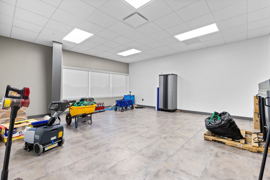 More Photos Of 350 Gus Hipp Blvd, Rockledge Warehouse For Lease