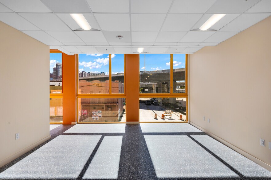 More Photos Of 123 NW 14th st, Miami Flex For Lease