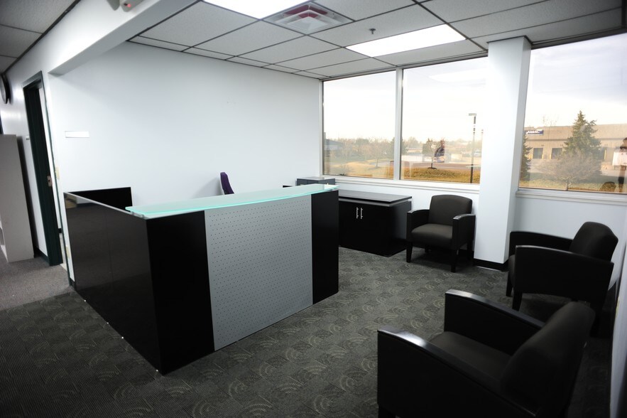 More Photos Of 655 Dearborn Park Ln, Worthington Warehouse For Lease