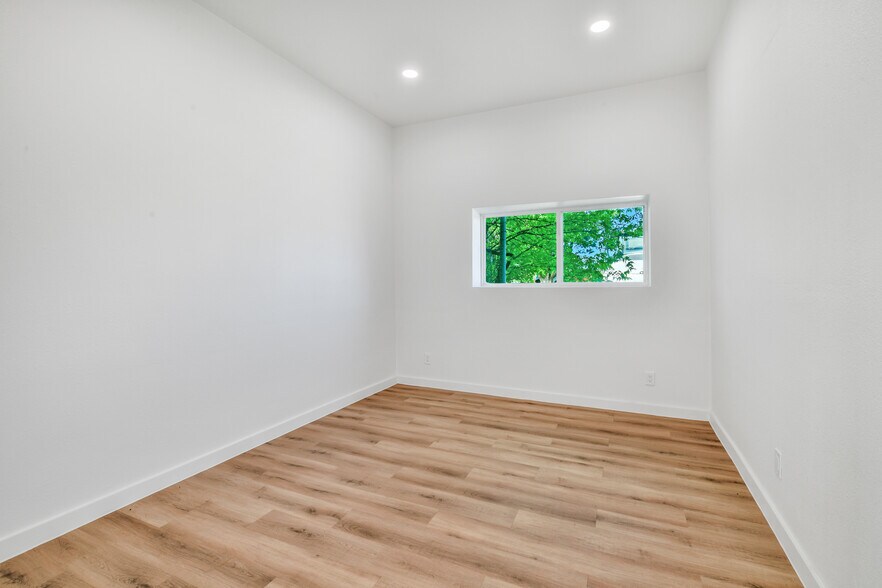 More Photos Of 3115 Sabine St, Forest Hill Warehouse For Sale