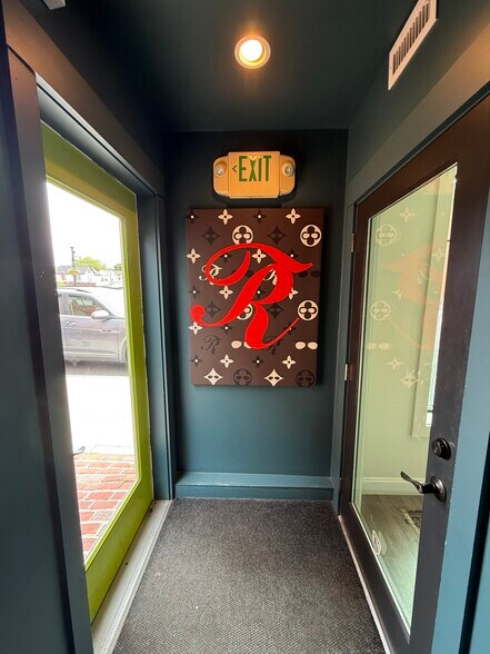 More Photos Of 18 Park St, Andover Bar For Lease