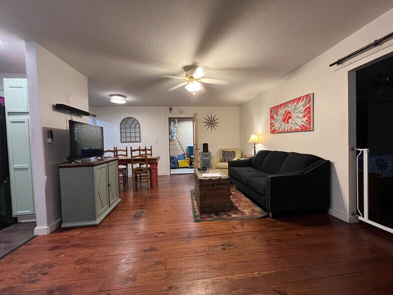 More Photos Of 189 E Greenville St, Alba Convenience Store For Sale