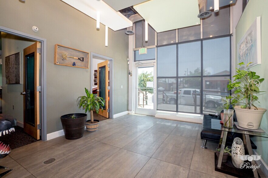 More Photos Of 700 N Copia St, El Paso Office For Sale