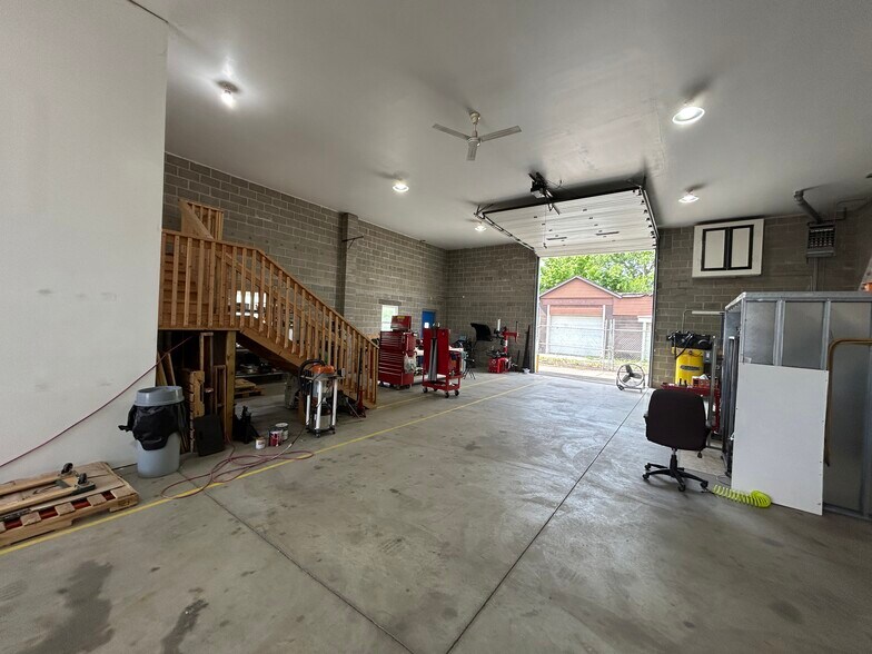 More Photos Of 819 Maple Ave, Hamilton Light Manufacturing For Sale