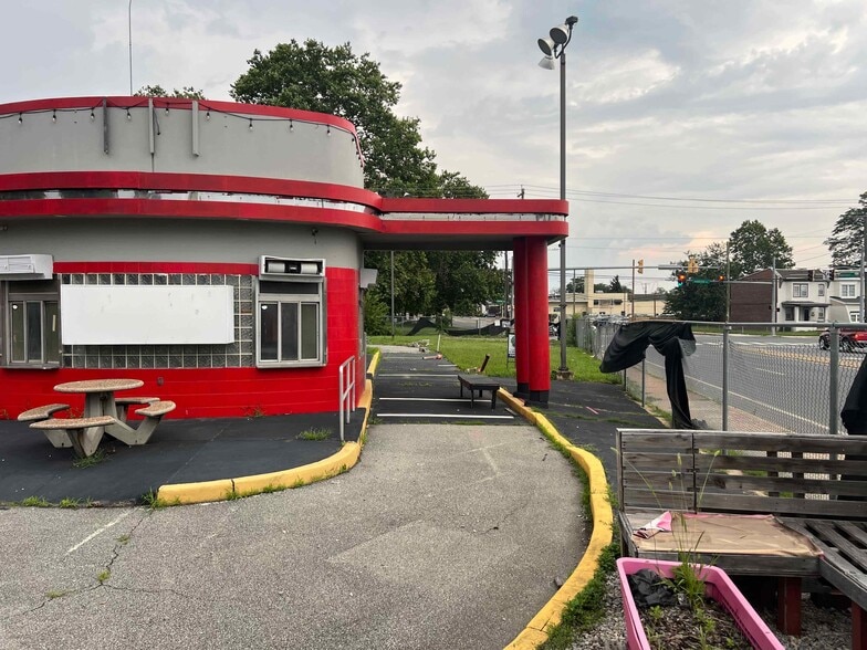 More Photos Of 1609 Northeast Blvd, Wilmington Restaurant For Sale