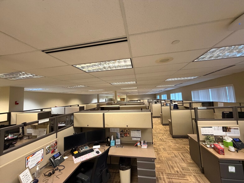 More Photos Of 985 Gezon Pky SW, Grand Rapids Office For Lease