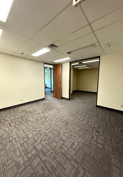 More Photos Of 405 Britannia Rd E, Mississauga Light Distribution For Lease