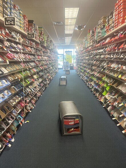 More Photos Of 631 Willow Ln, Greenville Storefront Retail Office For Lease