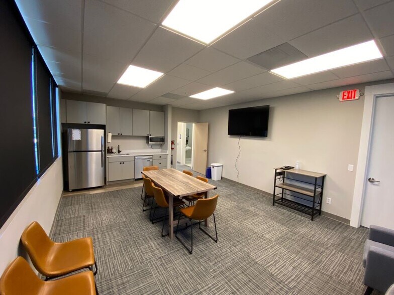 More Photos Of 735 E Clarendon St, Gladstone Office For Sale