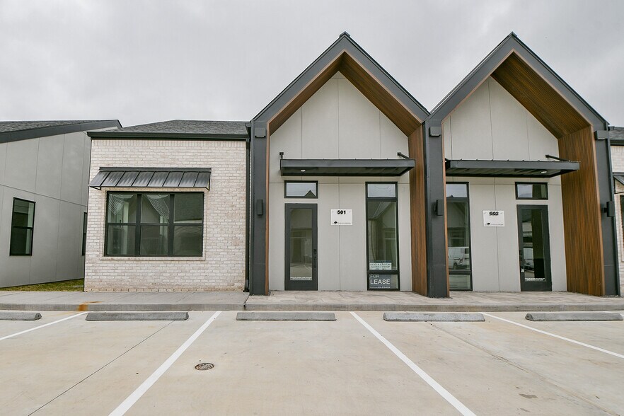 More Photos Of 1325 Main St, Katy Office For Lease