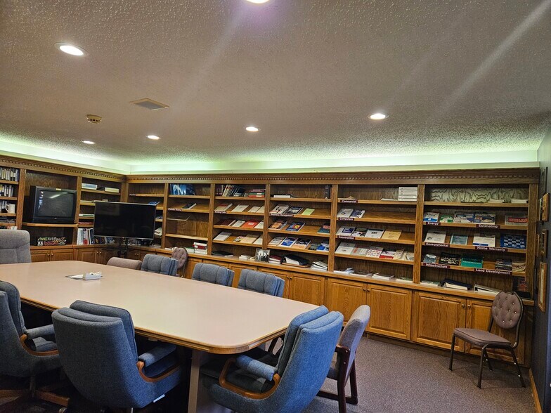 More Photos Of 3165 Cabaret Trl S, Saginaw Office For Sale