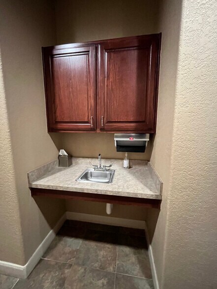 More Photos Of 1314 E Sonterra Blvd, San Antonio Office For Sale