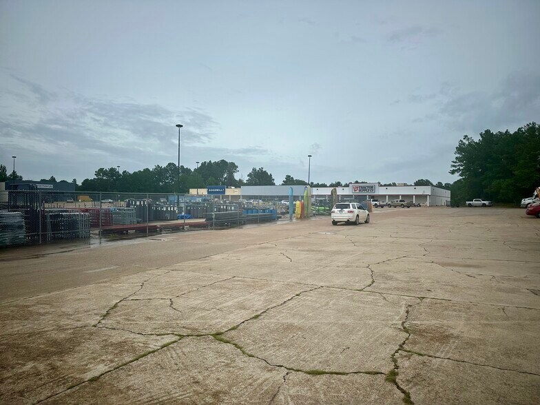 More Photos Of 1233 Tenaha St, Center Unknown For Lease