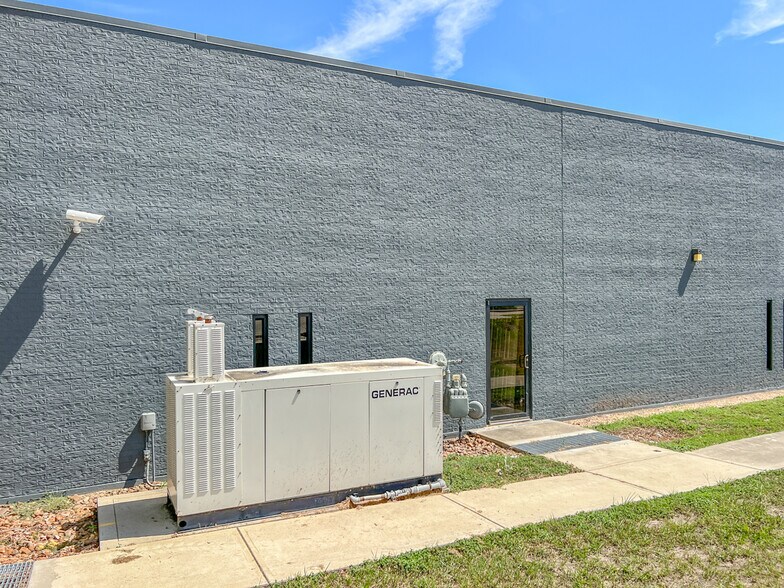 More Photos Of 108 Commercial Cir, Conroe Office Residential For Lease