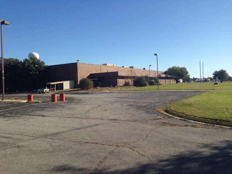 More Photos Of 711 W 9th St, Hobart Manufacturing For Lease