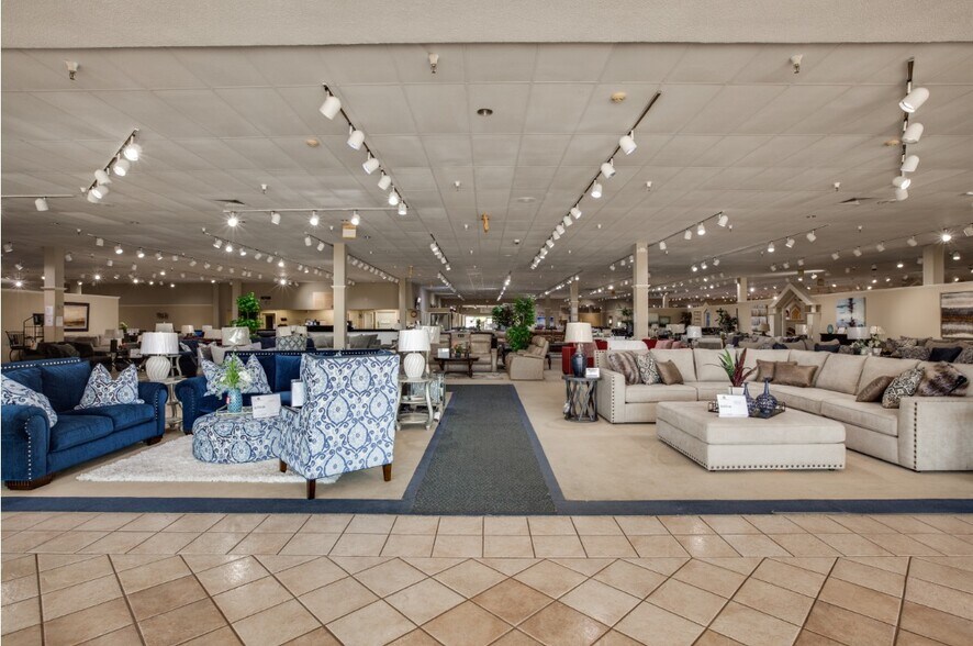 More Photos Of 3910 W Camp Wisdom Rd, Dallas Storefront For Sale