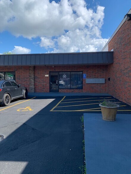 More Photos Of 1907-1913 S Stewart Ave, Springfield Office For Lease