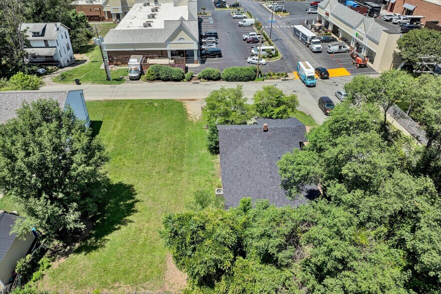 More Photos Of 2302 Winthrop Ave SW, Roanoke Office For Sale