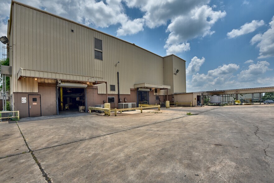 More Photos Of 1901 Longwood Dr, Brenham Manufacturing For Sale