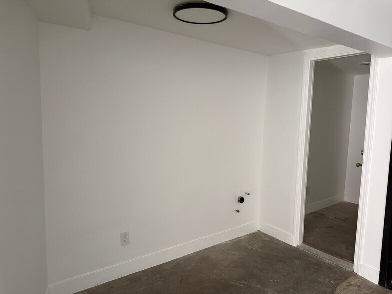 More Photos Of 7801 Melrose Ave, Los Angeles Restaurant For Lease