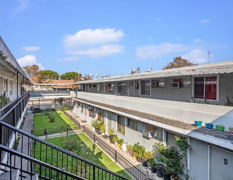 More Photos Of 902 E 17th St, Santa Ana Apartments For Sale
