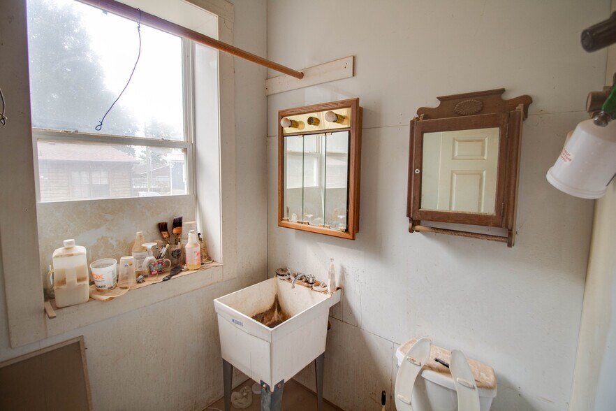 More Photos Of 309 N Market St, Grafton General Retail For Sale