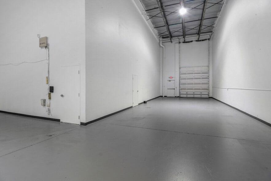 More Photos Of 955 NW 159th Dr, Miami Warehouse For Lease
