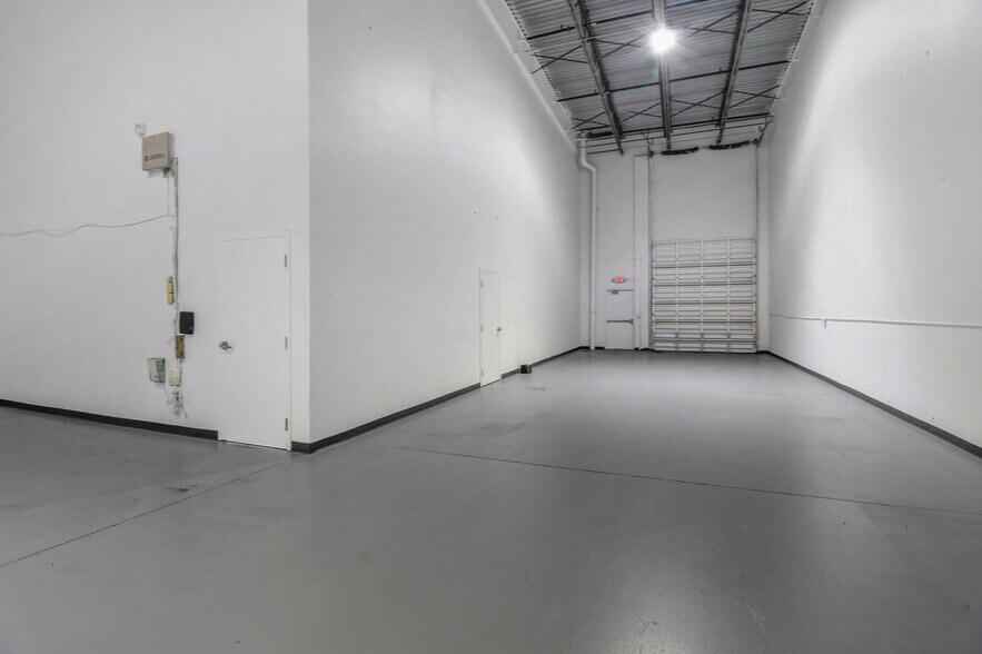 More Photos Of 955 NW 159th Dr, Miami Warehouse For Lease
