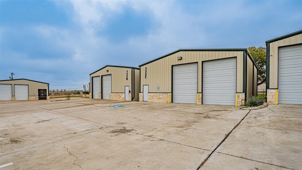 More Photos Of 132 N Grants Ln, White Settlement Flex For Lease