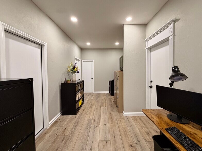 More Photos Of 1030 W Main St, Jenks Office For Sale