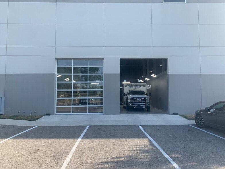 More Photos Of 3563 Southpark Pl, Grove City Distribution For Lease