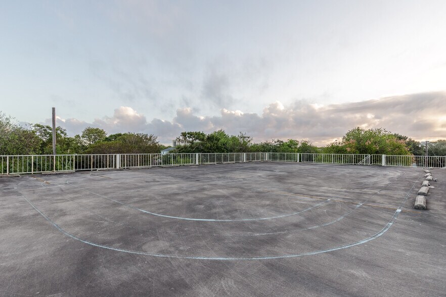 More Photos Of 3301 Santa Fe St, Corpus Christi Office For Lease