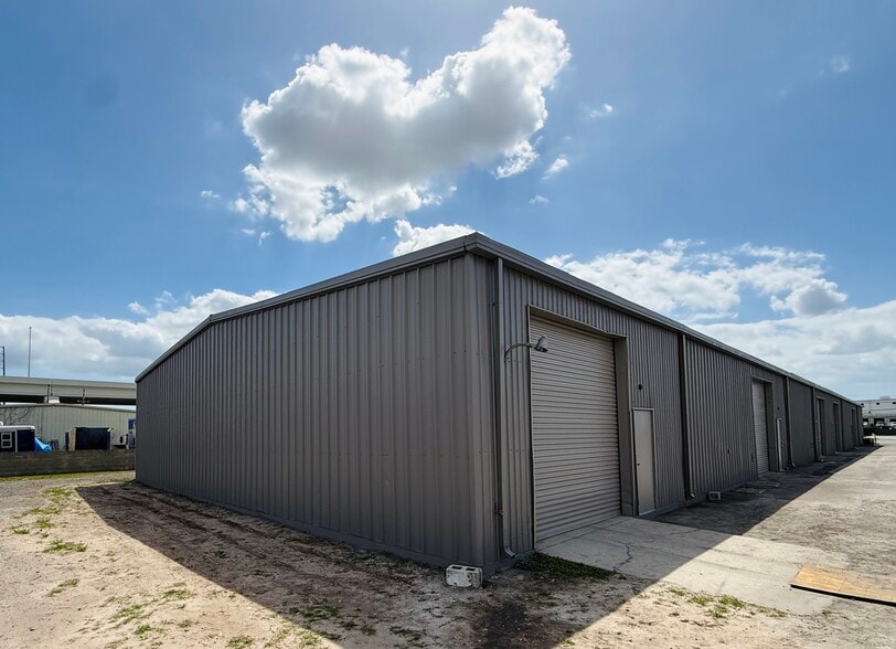 More Photos Of 11881 N 44th St, Clearwater Warehouse For Lease