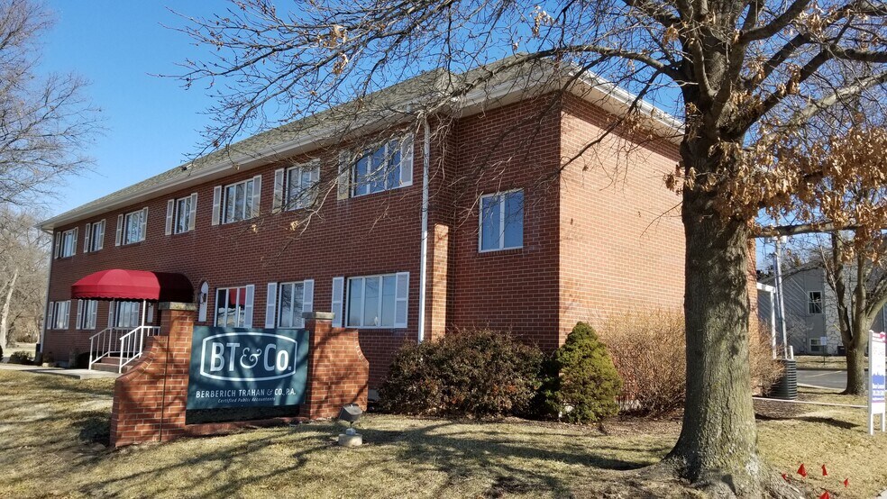 More Photos Of 990 SW Fairlawn Rd, Topeka Office For Lease