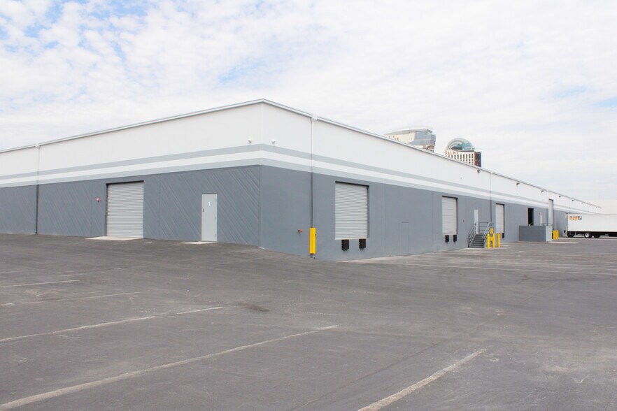 More Photos Of 3950 W Harmon Ave, Las Vegas Warehouse For Lease