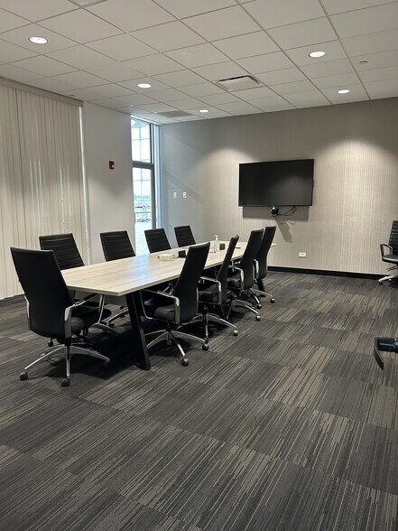 More Photos Of 265 Spring Lake Dr, Itasca Showroom For Lease