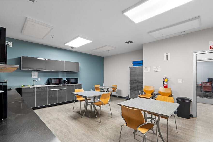 More Photos Of 400 W Gardena Blvd, Gardena Warehouse For Lease